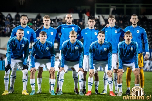 Mlada slovenska reprezentanca U21, ki je na Fazaneriji pričela tekmo z Bolgarijo. Prvi z leve čepi Tio Cipot. V ekipi sta še dva nekdanja Muraša. Na sredini čepi Aljaž Antolin, skrajno desno pa Marcel Ratnik.