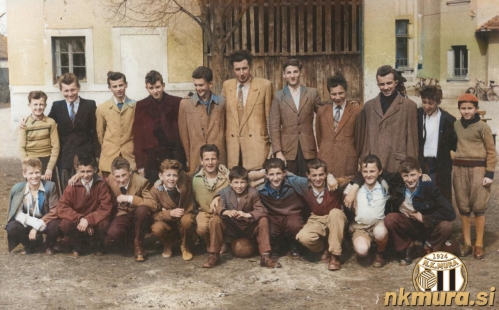 Pionirska šola Sobote. Stojijo od leve: Novak, Hajdinjak, Ludvik Sukič, Marko Skalar, Milan Banič, Slavko Svatina (vodja pionirske šole), Anton Šarotar, Branko Miholič, Jože Kelemen, Janez Rous - Pipi, Vlado Roškar - Žiki. Čepijo od leve: Novak, Stevo Dozet, Milan Küzmič, ____, ____, Lali Turk (vratar), Silvo Martinuzzi, Jože Rantaša, Kološa in Jože Perš. Pionirska šola Sobote. Stojijo od leve: Novak, Hajdinjak, Ludvik Sukič, Marko Skalar, Milan Banič, Slavko Svatina (vodja pionirske šole), Anton Šarotar, Branko Miholič, Jože Kelemen, Janez Rous - Pipi, Vlado Roškar - Žiki. Čepijo od leve: Novak, Stevo Dozet, Milan Küzmič, ____, ____, Lali Turk (vratar), Silvo Martinuzzi, Jože Rantaša, Kološa in Jože Perš.