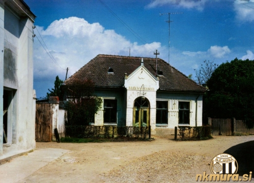 Na sredini petdesetih let je bilo zbirališče igralcev, upravnega odbora in navijačev v kavarni Sočič. Nahajala se je ob nekdanji glasbeni šoli na današnji ulici Staneta Rozmana. Fotografija je bila računalniško spremenjena v barvno. Na sredini petdesetih let je bilo zbirališče igralcev, upravnega odbora in navijačev v kavarni Sočič. Nahajala se je ob nekdanji glasbeni šoli na današnji ulici Staneta Rozmana. Fotografija je bila računalniško spremenjena v barvno.