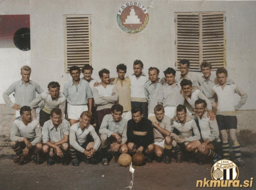 Druga ekipa Sobote in Partizan Rakičan. Obe ekipi sta v sezoni 1954/55 tekmovali v prekmurski skupini mariborske podzvezne lige. Igralci Sobote so v belih majicah in črnih hlačkah. Prvi z leve stoji Mirko Horvat (Rakičan), sedmi Rudi Merica (Sobota), osmi Humar (Rakičan) in predzadnji Štefan Števančec (Rakičan). Bralce prosimo za razpoznavanje oseb s fotografije. Fotografija je bila rač. spremenjena v barvno. Druga ekipa Sobote in Partizan Rakičan. Obe ekipi sta v sezoni 1954/55 tekmovali v prekmurski skupini mariborske podzvezne lige. Igralci Sobote so v belih majicah in črnih hlačkah. Prvi z leve stoji Mirko Horvat (Rakičan), sedmi Rudi Merica (Sobota), osmi Humar (Rakičan) in predzadnji Štefan Števančec (Rakičan). Bralce prosimo za razpoznavanje oseb s fotografije. Fotografija je bila rač. spremenjena v barvno.