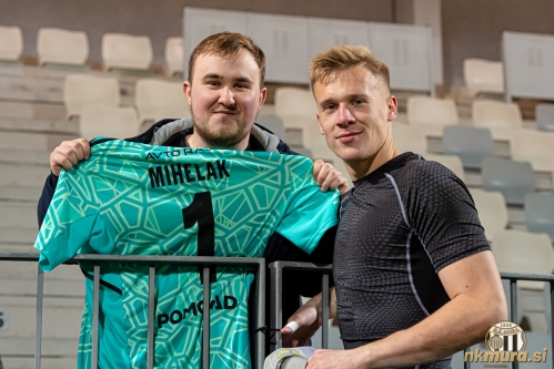 Klemen Mihelak je navijaču podaril dres. Klemen Mihelak je navijaču podaril dres.