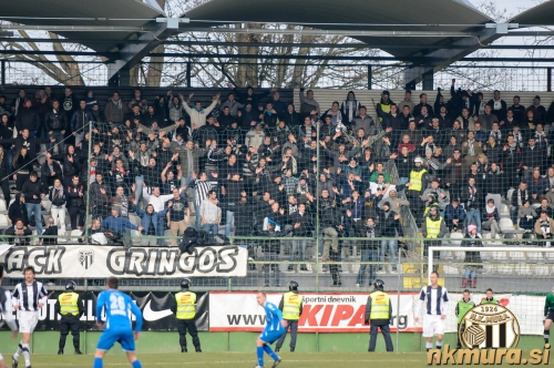 Navijaška skupina Black Gringos na tekmi proti Nafti, 4. decembra 2011. Navijaška skupina Black Gringos na tekmi proti Nafti, 4. decembra 2011.