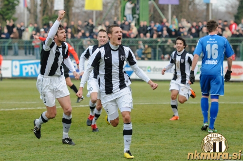 Timotej Dodlek se veseli prvenca v dresu Mure. Ob njem je z dvignjeno roko Fabijan Cipot, v ozadju pa Matic Maruško in Mitja Lotrič. Timotej Dodlek se veseli prvenca v dresu Mure. Ob njem je z dvignjeno roko Fabijan Cipot, v ozadju pa Matic Maruško in Mitja Lotrič.
