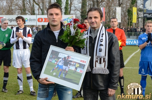 Pred pričetkom tekme je predsednik Miroslav Topič predal spominko darilo Damjanu Ošlaju ob koncu njegove igralske kariere. Damjan je izvedel tudi začetni udarec na tekmi. Pred pričetkom tekme je predsednik Miroslav Topič predal spominko darilo Damjanu Ošlaju ob koncu njegove igralske kariere. Damjan je izvedel tudi začetni udarec na tekmi.
