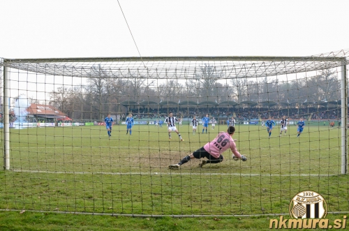 Nusmir Fajić je v 75. minuti zapravil strel z bele točke. Nusmir Fajić je v 75. minuti zapravil strel z bele točke.