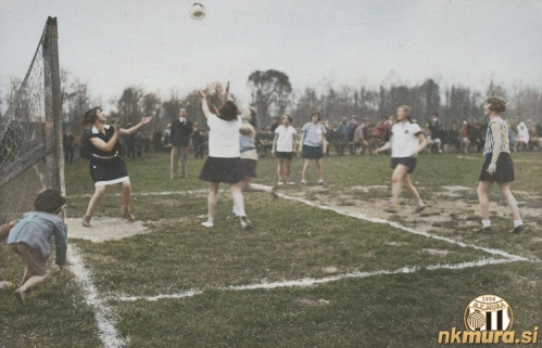 Hazenašice Mure na igrišču Mure. Fotografija je bila računalniško spremenjena v barvno.
