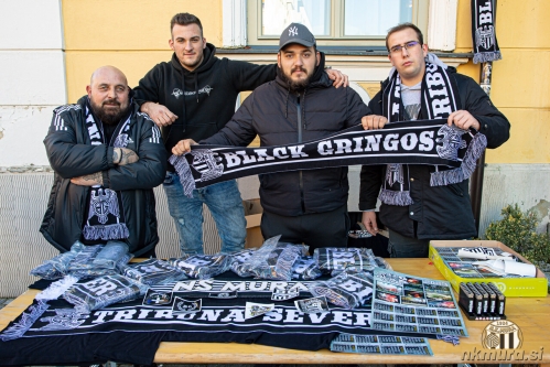 Black Gringosi so na svoji stojnici pri Zvezdi prodajali šale, koledare, vžigalnike ... Black Gringosi so na svoji stojnici pri Zvezdi prodajali šale, koledare, vžigalnike ...