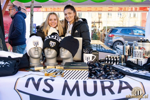 Stojnica Mure je bila locirana pri Blagovnici. Obiskovalci so lahko kupili različne Murine artikle. Stojnica Mure je bila locirana pri Blagovnici. Obiskovalci so lahko kupili različne Murine artikle.