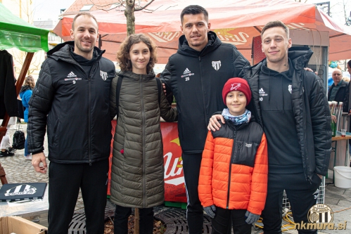 Maruško, Daku in Šroler s svojimi oboževalci. Maruško, Daku in Šroler s svojimi oboževalci.