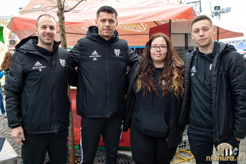Maruško, Daku in Šroler s svojimi oboževalci. Maruško, Daku in Šroler s svojimi oboževalci.