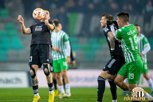 Mihael Klepač je dosegel zadetek iz prepovedanega položaja. Od leve Mihael Klepač, Tio Cipot in Svit Sešlar.