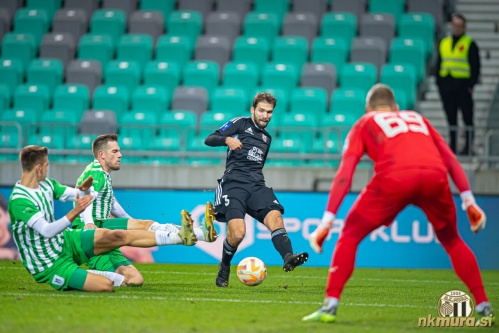 Klemen Pucko in blok dveh igralcev Olimpije.