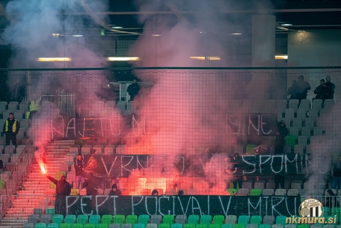 Tudi Black Gringosi so se poklonili vidnejšemu članu Green Dragonsov Bojanu Dujiću - Pepiju, ki je preminil v preteklih dneh. Pred tekmo je bila v njegov spomin tudi minuta molka.