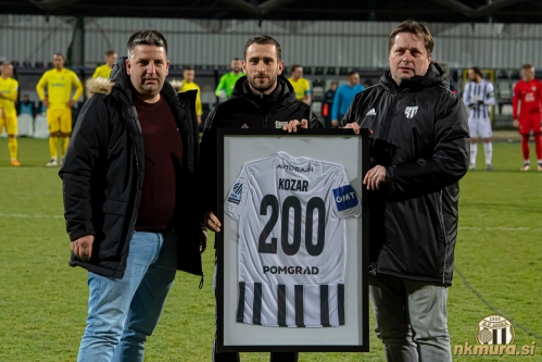 Pred pričetkom tekme sta športni direktor Denis Rajbar (levo) in predsednik Robert Kuzmič Alenu Kozarju podelila spominski dres za 200 odigranih tekem v črno-belem dresu. Pred pričetkom tekme sta športni direktor Denis Rajbar (levo) in predsednik Robert Kuzmič Alenu Kozarju podelila spominski dres za 200 odigranih tekem v črno-belem dresu.