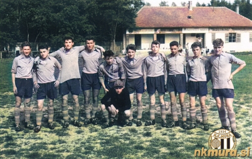 Pionirji Sobote okrog leta 1955. Stojijo od leve: Horvat, Jože Kološa, Anton Šarotar, Branko Kurež, Branko Miholič, Silvo Martinuzzi, Cigan, Štefan Horvat Didi (starejši Didi), Mirko Šeruga in Ludvik Števančec. Vratar ni znan. Fotografija je bila računalniško spremenjena v barvno.