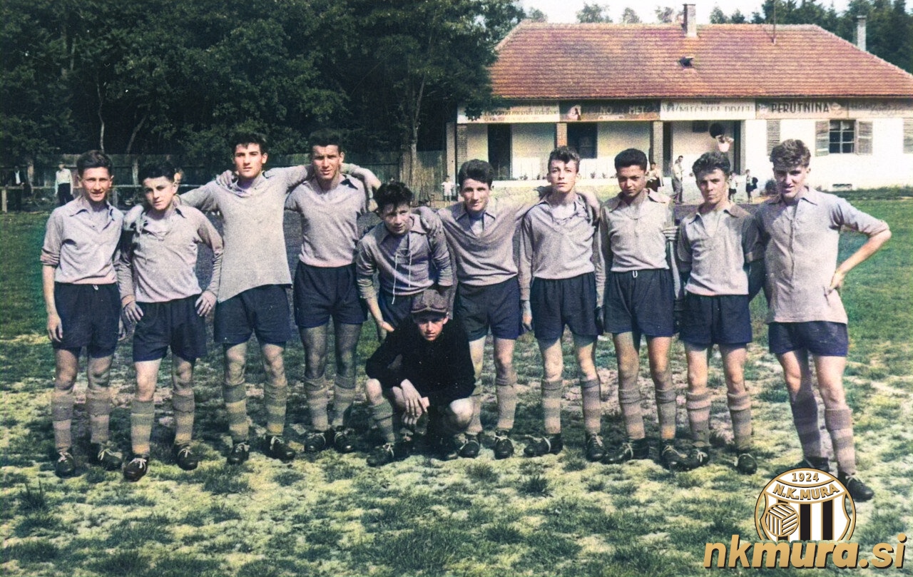 Pionirji Sobote okrog leta 1955. Stojijo od leve: Horvat, Jože Kološa, Anton Šarotar, Branko Kurež, Branko Miholič, Silvo Martinuzzi, Cigan, Štefan Horvat Didi (starejši Didi), Mirko Šeruga in Ludvik Števančec. Vratar ni znan. Fotografija je bila računalniško spremenjena v barvno. Pionirji Sobote okrog leta 1955. Stojijo od leve: Horvat, Jože Kološa, Anton Šarotar, Branko Kurež, Branko Miholič, Silvo Martinuzzi, Cigan, Štefan Horvat Didi (starejši Didi), Mirko Šeruga in Ludvik Števančec. Vratar ni znan. Fotografija je bila računalniško spremenjena v barvno.