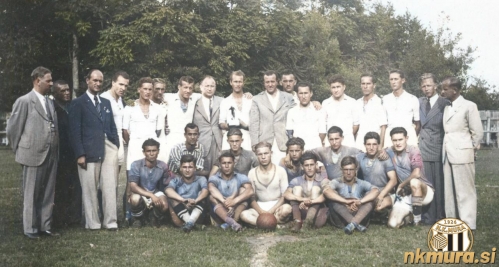 Nogometaši Mure in ena izmed madžarskih ekip med 2. svetovno vojno na Fazaneriji. Muraši so v belih dresih. Na sredini s kipcem je Vladimir Kukanja, levo od njega pa Ernest Hoyer. V zgornji vrsti sta skrajno desno Henrik Hakl in Ivan Peterka. Bralce prosimo za razpoznavanje oseb s fotografije. Fotografija je bila računalniško spremenjena v barvno. Nogometaši Mure in ena izmed madžarskih ekip med 2. svetovno vojno na Fazaneriji. Muraši so v belih dresih. Na sredini s kipcem je Vladimir Kukanja, levo od njega pa Ernest Hoyer. V zgornji vrsti sta skrajno desno Henrik Hakl in Ivan Peterka. Bralce prosimo za razpoznavanje oseb s fotografije. Fotografija je bila računalniško spremenjena v barvno.