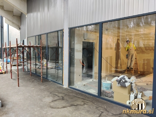 Pogled pod južno tribuno v smeri šanka. Pogled pod južno tribuno v smeri šanka.