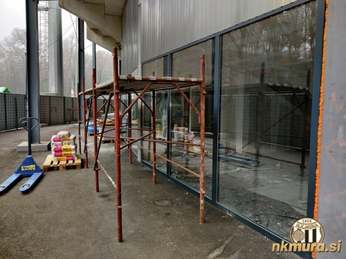 Pogled pod južno tribuno v smeri šanka. Pogled pod južno tribuno v smeri šanka.