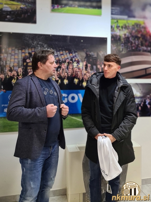 Filippo Tripi je danes podpisal dolgoročno pogodbo z Muro. Filippo Tripi je danes podpisal dolgoročno pogodbo z Muro.