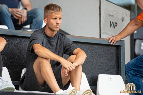 Niko Kasalo je trenutno zaradi poškodbe izven trenažnega procesa. Je eden izmed doma vzgojenih igralcev. Niko Kasalo je trenutno zaradi poškodbe izven trenažnega procesa. Je eden izmed doma vzgojenih igralcev.