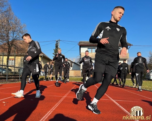 Trening na atletskem stadionu pri Osnovni šoli 1. Levo je Martin Šroler, desno pa Amar Beganović. Trening na atletskem stadionu pri Osnovni šoli 1. Levo je Martin Šroler, desno pa Amar Beganović.