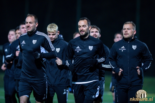 Trening Murašev na igrišču z umetno travo. V ospredju so Matic Maruško, Žiga Kous in Domantas Šimkus. Trening Murašev na igrišču z umetno travo. V ospredju so Matic Maruško, Žiga Kous in Domantas Šimkus.