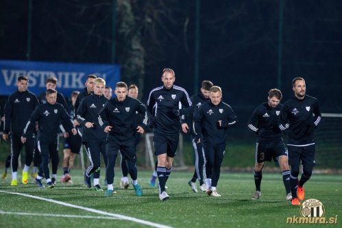 Trening Murašev na igrišču z umetno travo. Trening Murašev na igrišču z umetno travo.