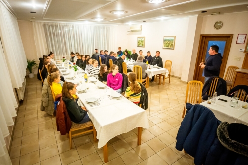 Nogometašice so se zbrale v okrepčevalnici Duh v Beltincih. Zbrane je nagovoril župan Beltinec Marko Virag. Nogometašice so se zbrale v okrepčevalnici Duh v Beltincih. Zbrane je nagovoril župan Beltinec Marko Virag.