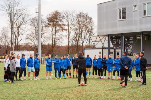 Uvodni trening nogometašic ŽNK Mura Nona. Kmalu tudi v črno-beli bavni kombinaciji. Uvodni trening nogometašic ŽNK Mura Nona. Kmalu tudi v črno-beli bavni kombinaciji.