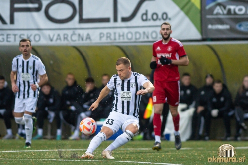 Domantas Šimkus. V ozadju levo je Leard Sadriu. Domantas Šimkus. V ozadju levo je Leard Sadriu.