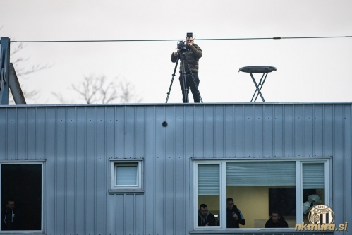 Mura je tekmo prenašala prek Youtube kanala. Smiljan Kuhar (predstavnik za stike z javnostjo) je tekmo snemal s strehe glavne tribune. Mura je tekmo prenašala prek Youtube kanala. Smiljan Kuhar (predstavnik za stike z javnostjo) je tekmo snemal s strehe glavne tribune.