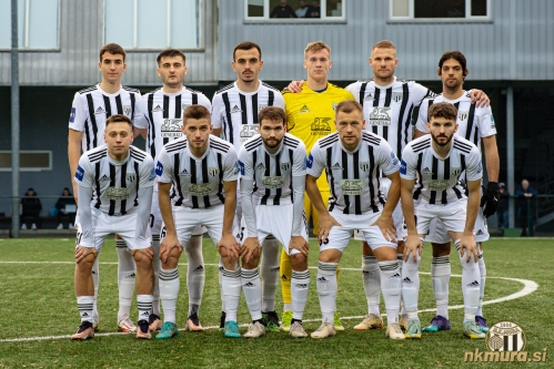 Enajsterica Mure v prvem polčasu. Stojijo od leve: Turudija, Petković, Sadriu, Mihelak, Balažic, Zličić. Čepijo: Šroler, Beganović, Pucko, Šimkus in Shabanhaxhaj. Enajsterica Mure v prvem polčasu. Stojijo od leve: Turudija, Petković, Sadriu, Mihelak, Balažic, Zličić. Čepijo: Šroler, Beganović, Pucko, Šimkus in Shabanhaxhaj.