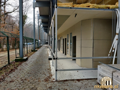 Prostori pod južno tribuno. Pogled je v smeri glavnega vhoda. Prostori pod južno tribuno. Pogled je v smeri glavnega vhoda.