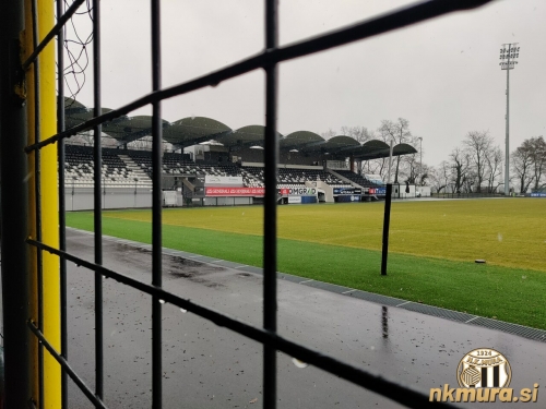 Pogled na zelenico in glavno tribuno. Pogled na zelenico in glavno tribuno.