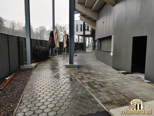 Pogled proti šanku in prostorom za glavno tribuno. Pogled proti šanku in prostorom za glavno tribuno.