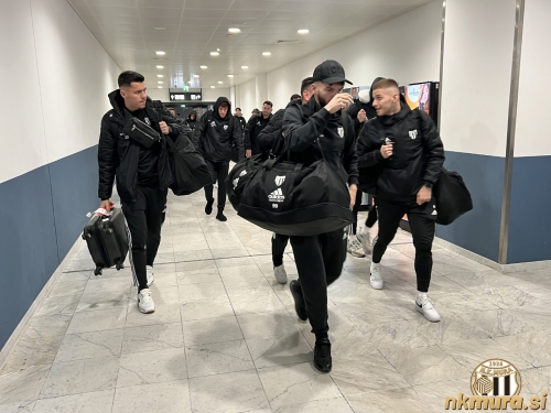 Muraši na dunajskem letališču. V ospredju od leve: Mirlind Daku, Dardan Shabanhaxhaj in Amar Beganović. Muraši na dunajskem letališču. V ospredju od leve: Mirlind Daku, Dardan Shabanhaxhaj in Amar Beganović.