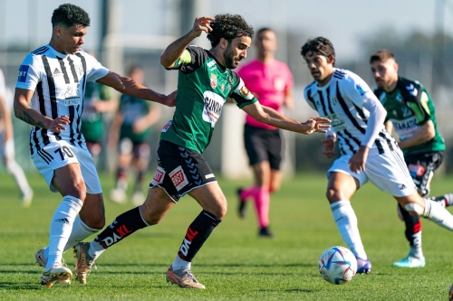 Kobie Morris ni mogel zaustaviti igralca Rieda. V ozadju je Lazar Zličić. Kobie Morris ni mogel zaustaviti igralca Rieda. V ozadju je Lazar Zličić.