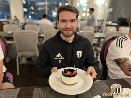 Klemen Pucko je za svoj 27. rojstni dan prejel tortico. Klemen Pucko je za svoj 27. rojstni dan prejel tortico.