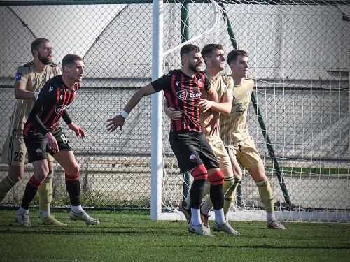 Gneča v kazenskem prostoru.Muraši od leve: Stijepović, Petković in Turudija. Gneča v kazenskem prostoru.Muraši od leve: Stijepović, Petković in Turudija.
