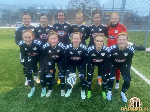 Nogometašice Mure na zgodovinski tekmi v črno-belih dresih. Zgornja vrsta od leve: Špela Rozmarič, Kaja Korošec, Evelina Kos, Lara Klopčič, Lucija Kos, Iva Kocijan. Spodnja vrsta: Anja Eferl, Tija Šoštarič Karič, Špela Kolbl, Kaja Horvat in Živa Rakovec. Nogometašice Mure na zgodovinski tekmi v črno-belih dresih. Zgornja vrsta od leve: Špela Rozmarič, Kaja Korošec, Evelina Kos, Lara Klopčič, Lucija Kos, Iva Kocijan. Spodnja vrsta: Anja Eferl, Tija Šoštarič Karič, Špela Kolbl, Kaja Horvat in Živa Rakovec.