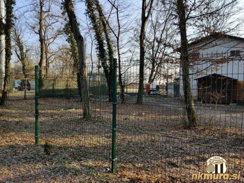 Delavci Komunale se ukvarjajo s črpalko za talno gretje. Delavci Komunale se ukvarjajo s črpalko za talno gretje.