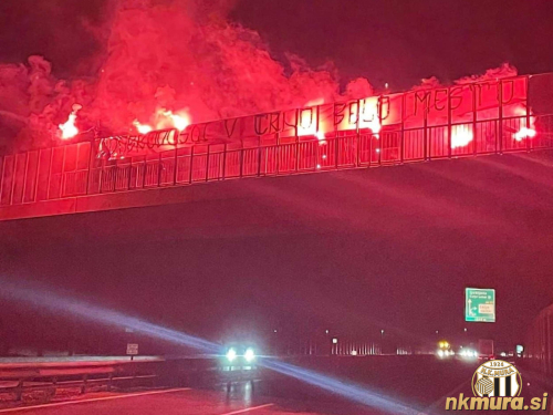 Navijači Mure so na viaduktu med izvozoma Celje - vzhod in Celje - center izobesili transparent "Dobrodošli v črno belo mesto. Navijači Mure so na viaduktu med izvozoma Celje - vzhod in Celje - center izobesili transparent "Dobrodošli v črno belo mesto.