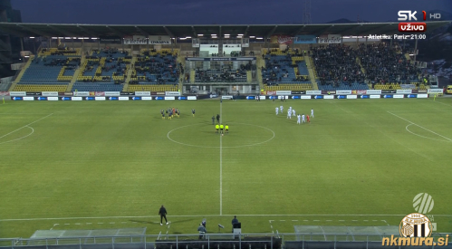 Pogled na glavno tribuno stadiona v Celju. Pristaši Mure so bili stacionirani v dveh desnih blokih.