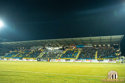 Pogled na glavno tribuno cejskega stadiona.