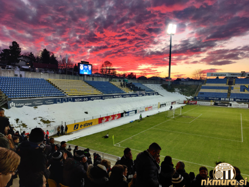 Pred pričetkom tekme.