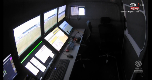 Fotografija prazne VAR sobe prikazana v 36. minuti srečanja, 22. kroga med Radomljami in Muro. Slika predstavlja metaforo slabega sojenja v slovenskem nogometu. Fotografija prazne VAR sobe prikazana v 36. minuti srečanja, 22. kroga med Radomljami in Muro. Slika predstavlja metaforo slabega sojenja v slovenskem nogometu.