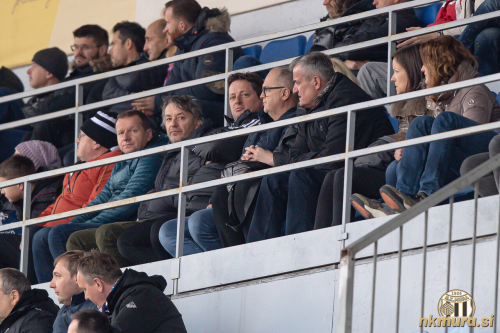 Zaskrbljen pogled predsednika Robert Kuzmiča.