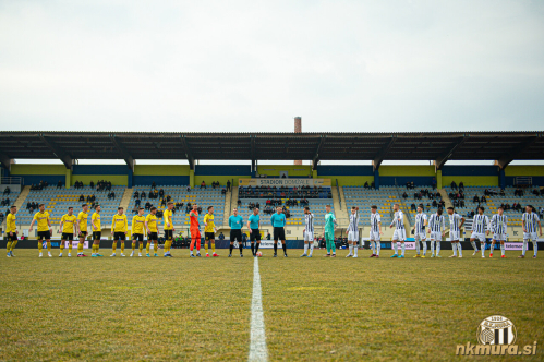 Obe enajsterici pred tekmo.