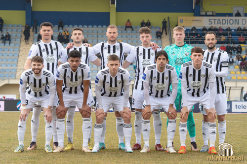 Začetna enajsterica Mure. Stojijo od leve: Daku, Petković, Balažic, Cipot, Mihelak, Kous. Čepijo: Shabanhaxhaj, Morris, Beganović, Zličić in Tripi.